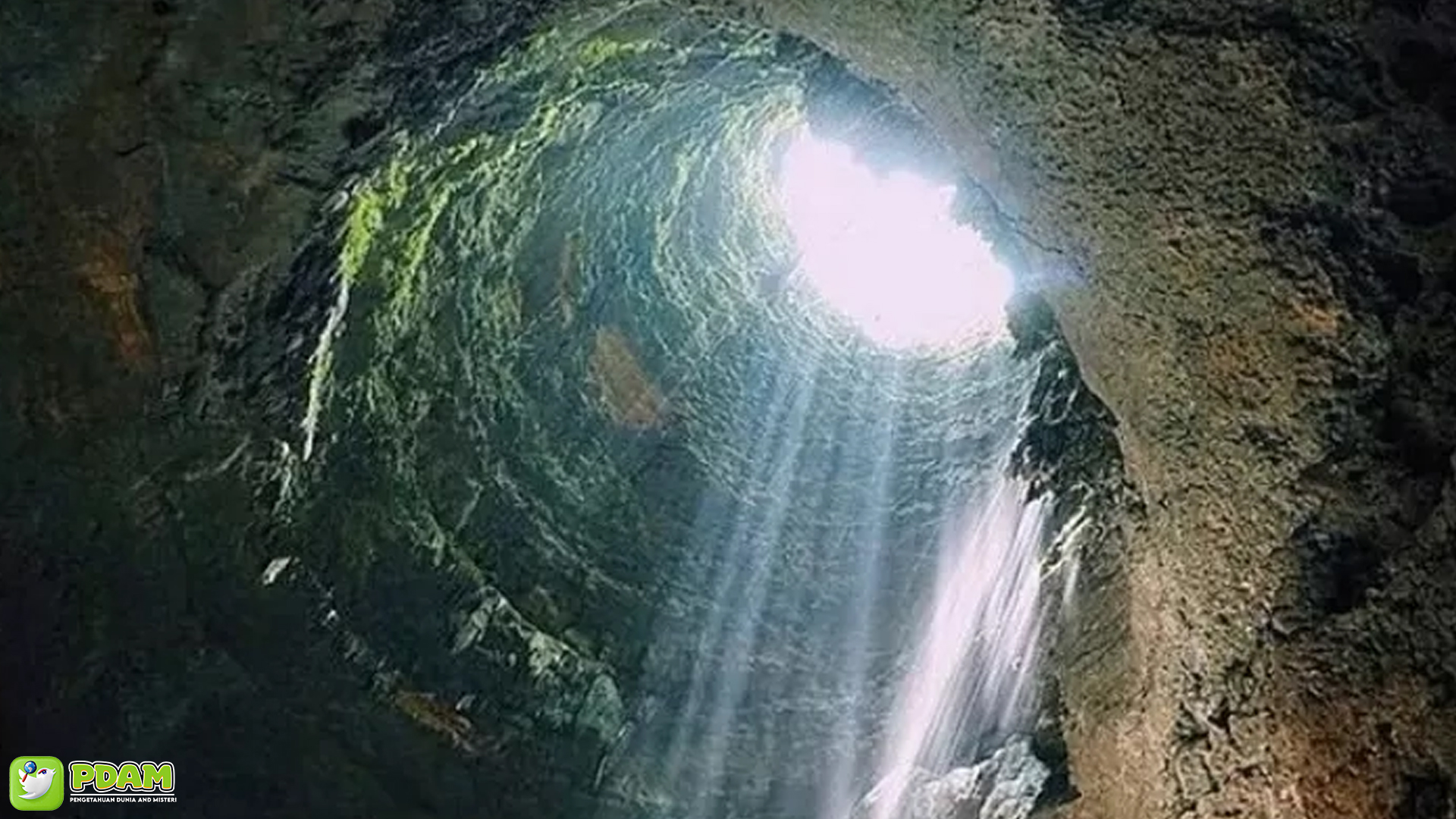 Misteri Gua Jomblang, Cahaya Surga di Kedalaman Bumi