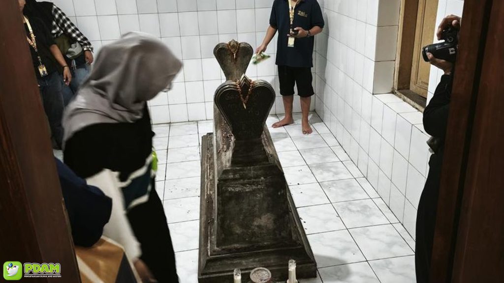 Misteri Makam Kuno Tersembunyi di Ruko Cokronegaran