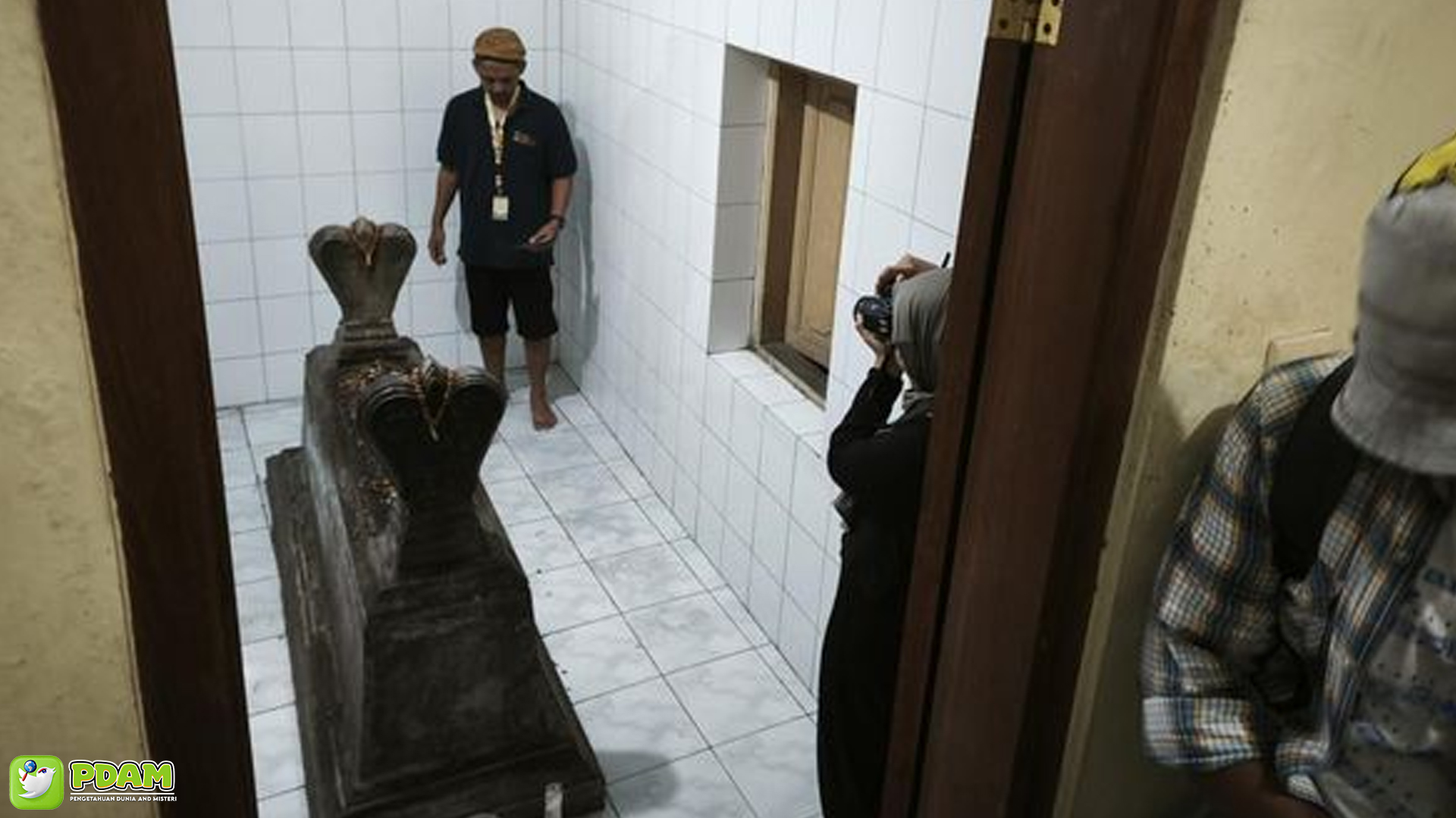 Misteri Makam Kuno Tersembunyi di Ruko Cokronegaran
