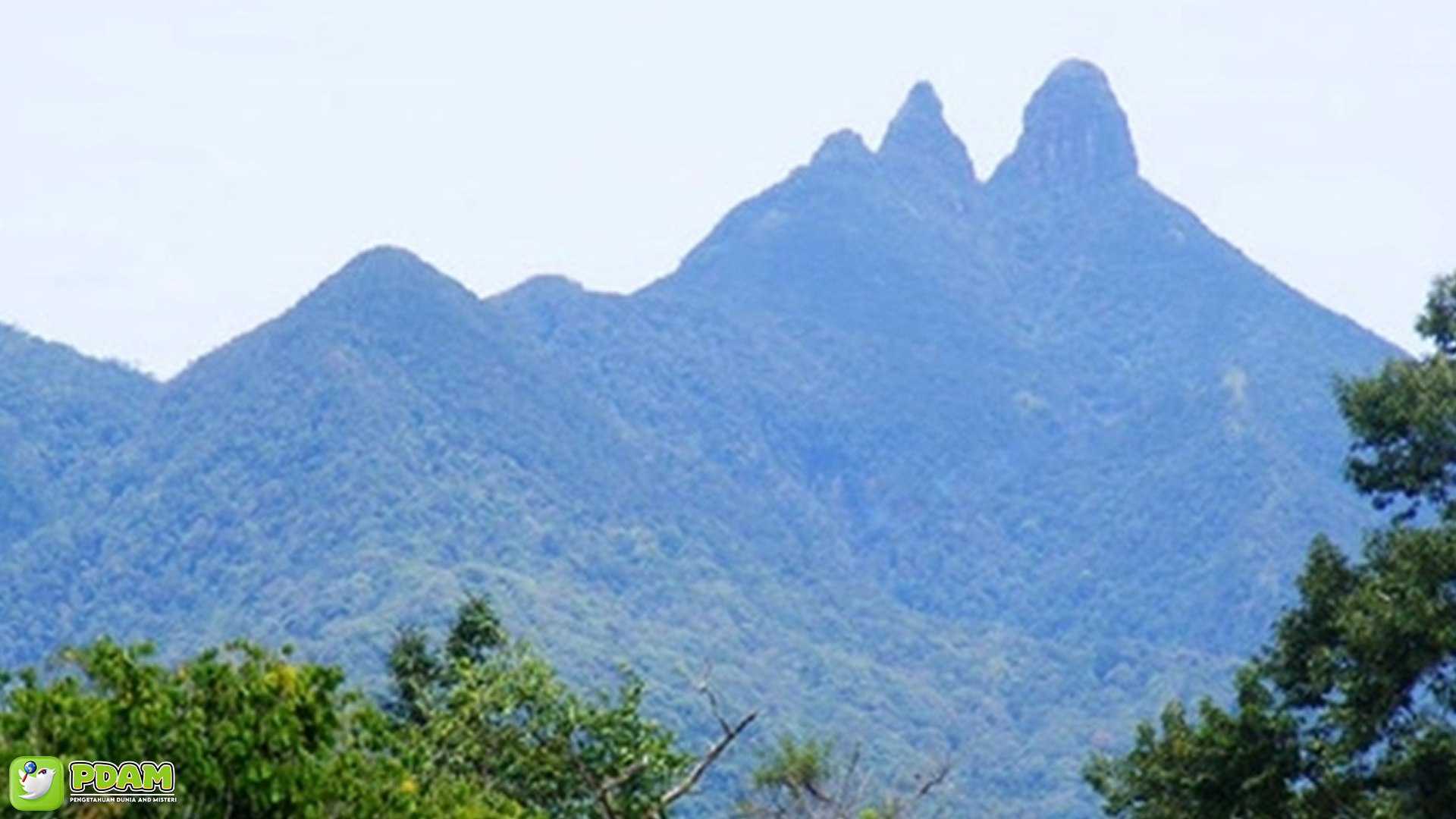 Misteri Gunung Daik: Dari Puisi Lama hingga Cerita Mistis Warga