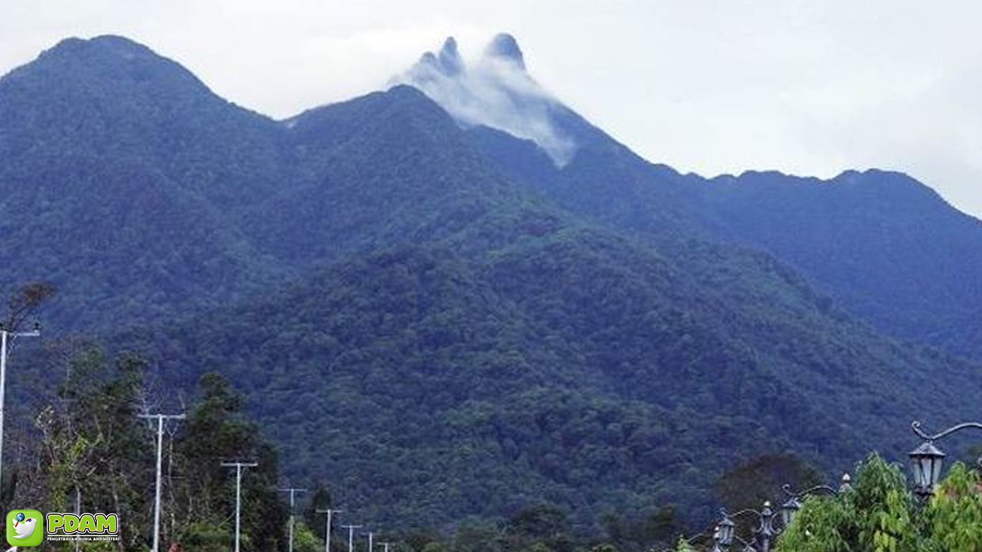 Misteri Gunung Daik: Dari Puisi Lama hingga Cerita Mistis Warga