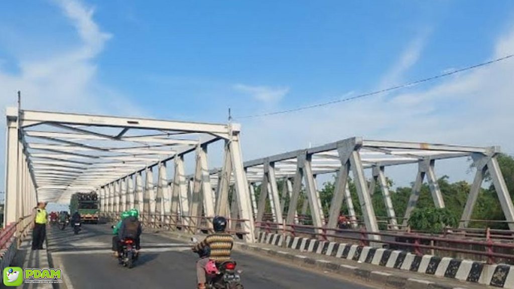 Mengungkap Misteri di Balik Jembatan Comal yang Legendaris