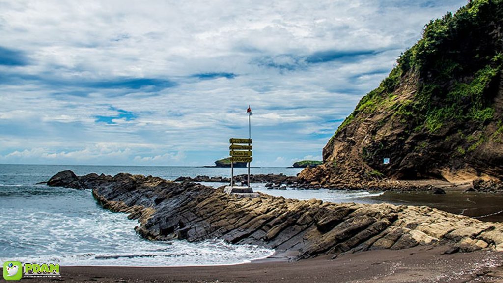 Pantai Watu Ulo dengan 4 Legenda Mistis Paling Terkenal 1 Pantai Watu Ulo dengan 4 Legenda Mistis Paling Terkenal