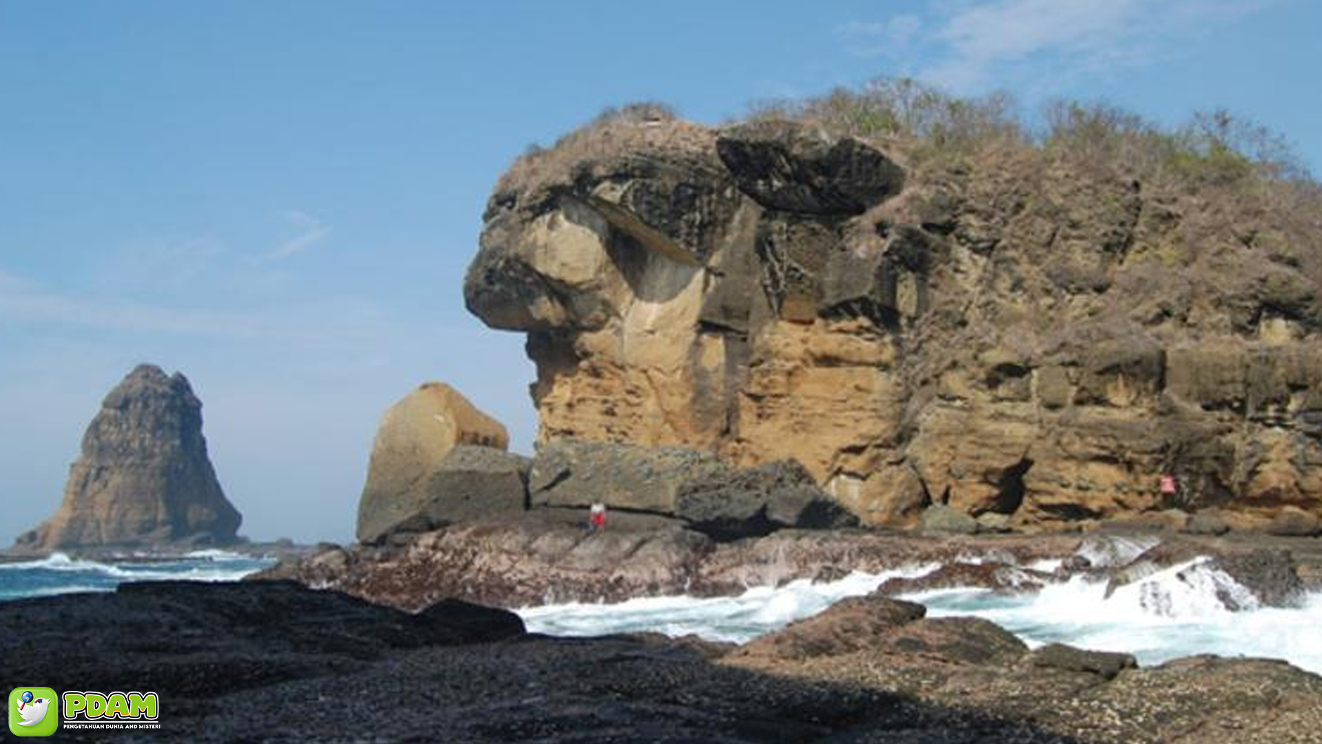 Pantai Watu Ulo dengan 4 Legenda Mistis Paling Terkenal 4 Pantai Watu Ulo dengan 4 Legenda Mistis Paling Terkenal