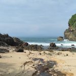 Menguak 4 Fenomena Aneh yang Terjadi di Pantai Sembukan