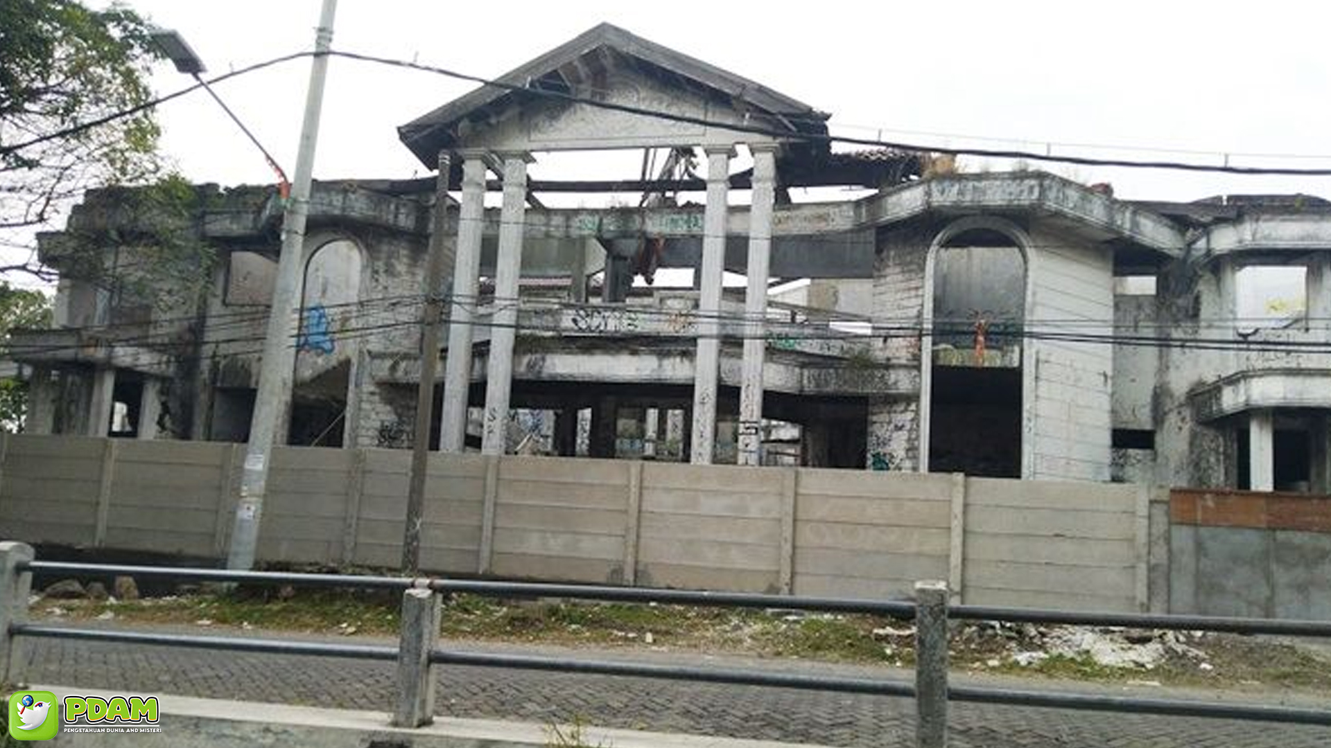 Menguak Misteri Rumah Hantu Darmo dengan 3 Cerita Horor 4 Menguak Misteri Rumah Hantu Darmo dengan 3 Cerita Horor