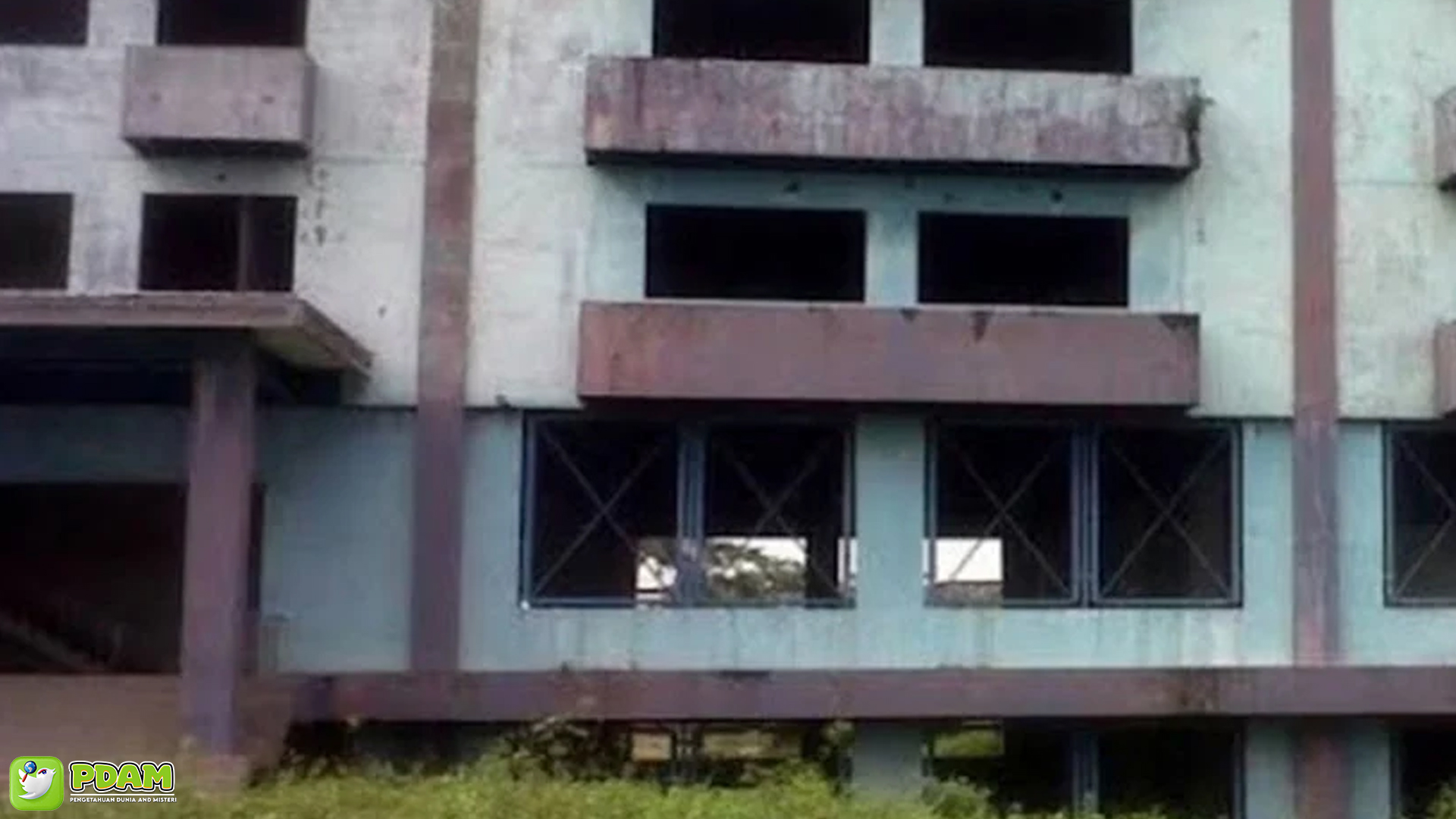 Gedung Biru Kalimalang: 5 Kejadian Misterius yang Sulit Dipercaya