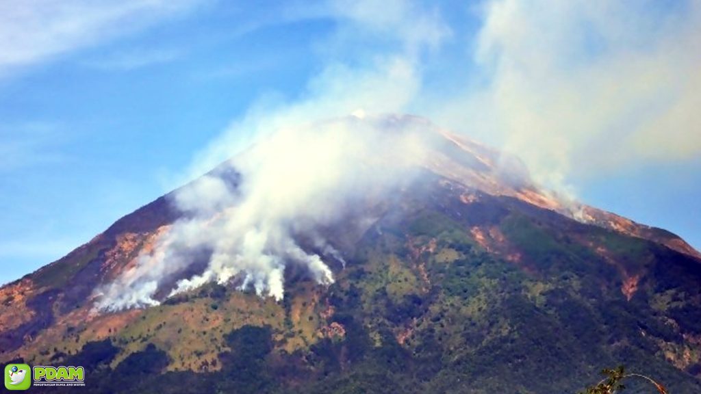 Gunung Sumbing: 4 Rahasia Alam & Misterinya Tersembunyi