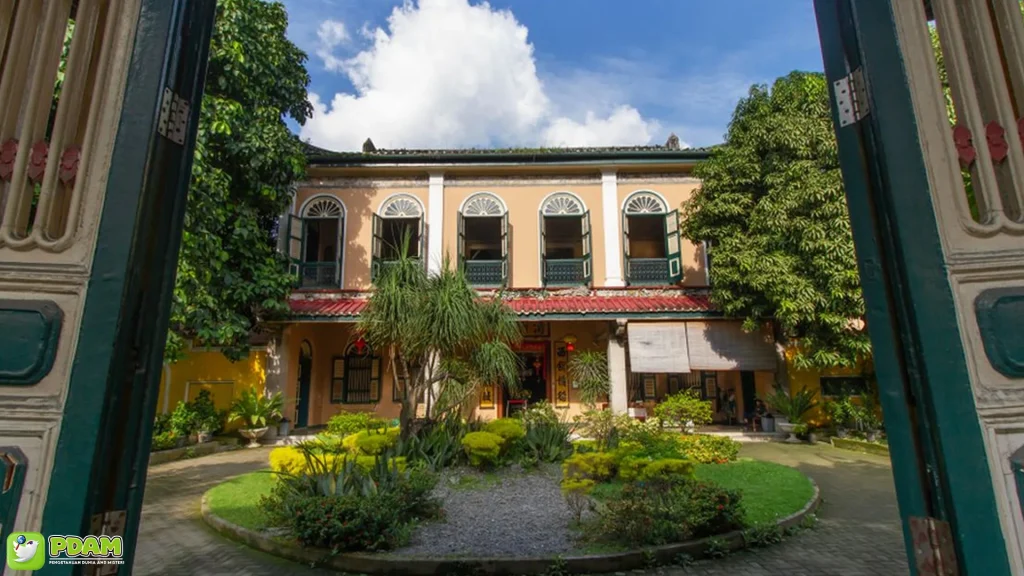 Rumah Tjong A Fie: 5 Misteri Tersembunyi yang Gak Pernah Terungkap 1 Rumah Tjong A Fie: 5 Misteri Tersembunyi yang Gak Pernah Terungkap