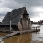 4 Tanda Misteri di Rumah Adat Lanting yang Cuma Orang Berani