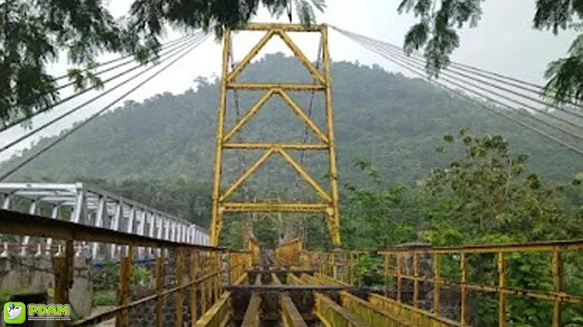 5 Cerita Mistis yang Bikin Jembatan Kuning Bagbagan Viral Banget