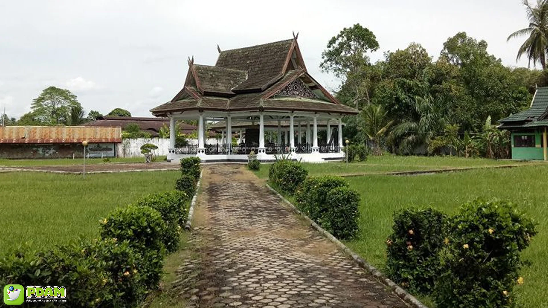 Dijaga Penunggu Gaib? 5 Fakta Unik Seputar Lokasi Makam Sultan Thaha